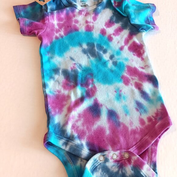 Tie Dye Baby Body Suit With 3 Snap Crotch Blue Pink Purple Swirls Size 12-18 MOS - Picture 2 of 16